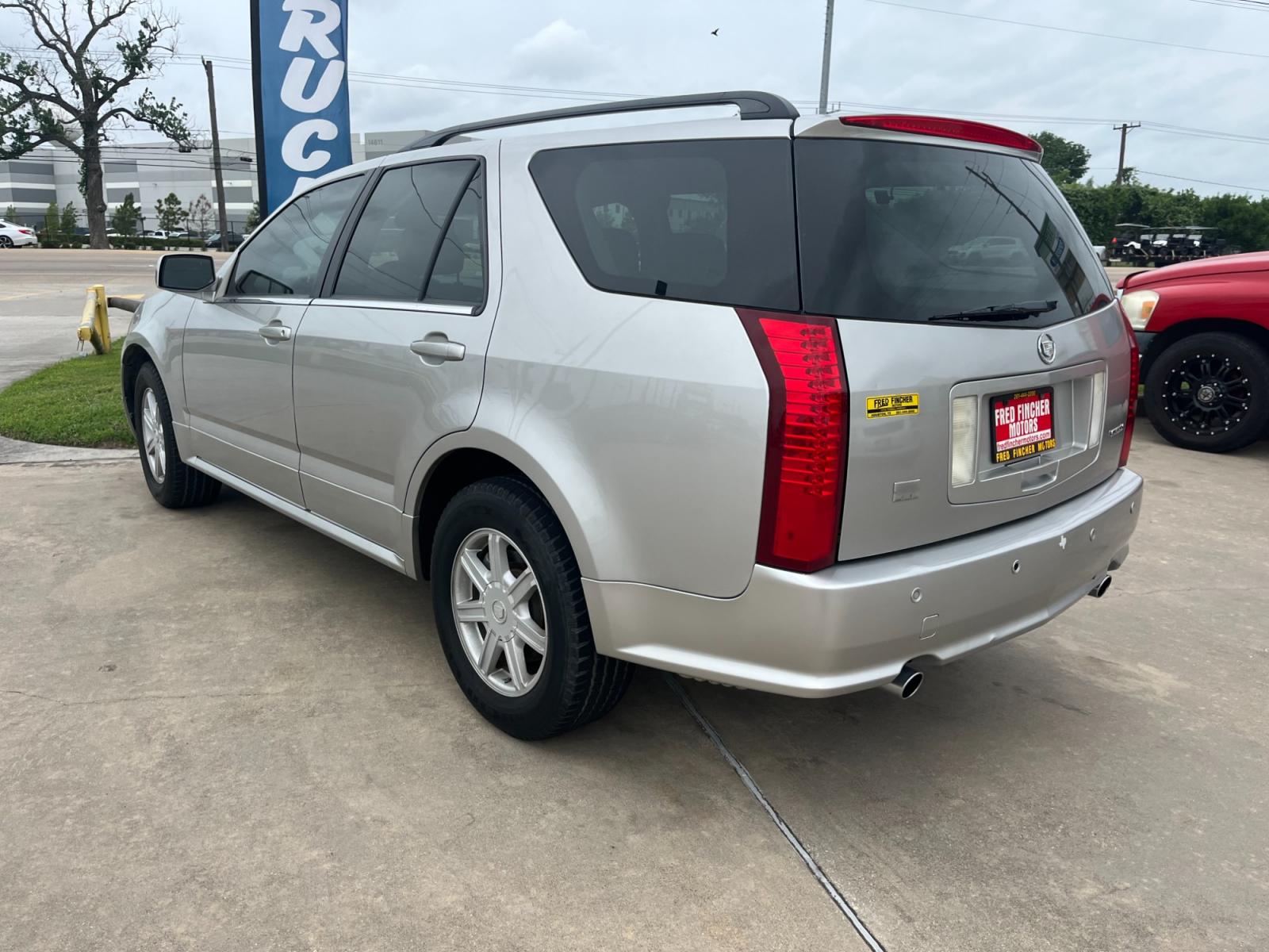 2004 SILVER /gray Cadillac SRX V6 (1GYDE637040) with an 3.6L V6 DOHC 24V engine, 5-Speed Automatic Overdrive transmission, located at 14700 Tomball Parkway 249, Houston, TX, 77086, (281) 444-2200, 29.928619, -95.504074 - Photo #4